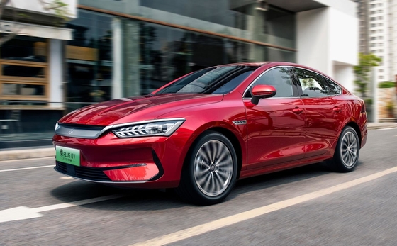 BYDs meistverkaufte rein elektrische Familienlimousine, Qin plus EV, hat eine Reichweite von 500 km.