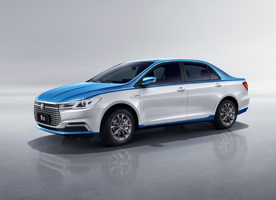 BYDs rein elektrisches Qin EV Taxi hat eine Reichweite von 450 km und eine doppelfarbige Karosserie.