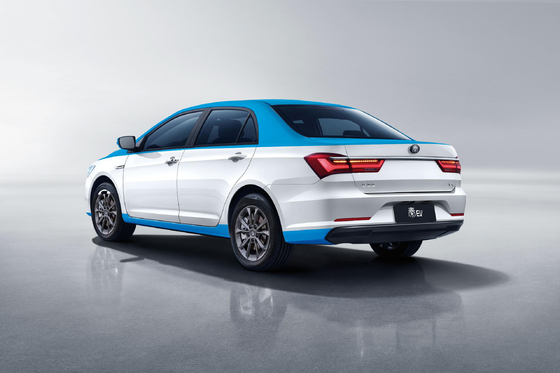 BYDs rein elektrisches Qin EV Taxi hat eine Reichweite von 450 km und eine doppelfarbige Karosserie.