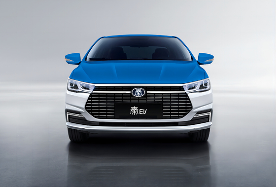 BYDs rein elektrisches Qin EV Taxi hat eine Reichweite von 450 km und eine doppelfarbige Karosserie.