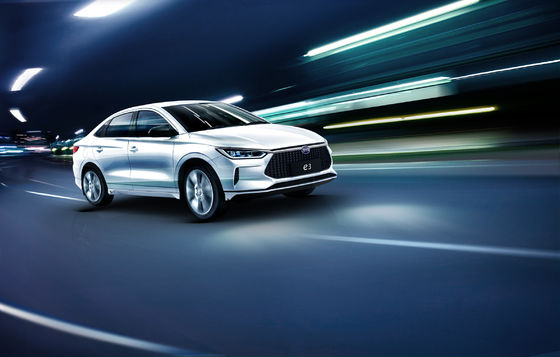 BYD Pure Electric E3 Taxi hat eine Reichweite von 401 km für reibungslose Beförderung